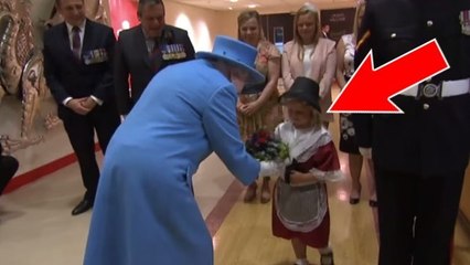 Cette fillette se fait gifler en donnant un bouquet de fleurs à la Reine Elizabeth II