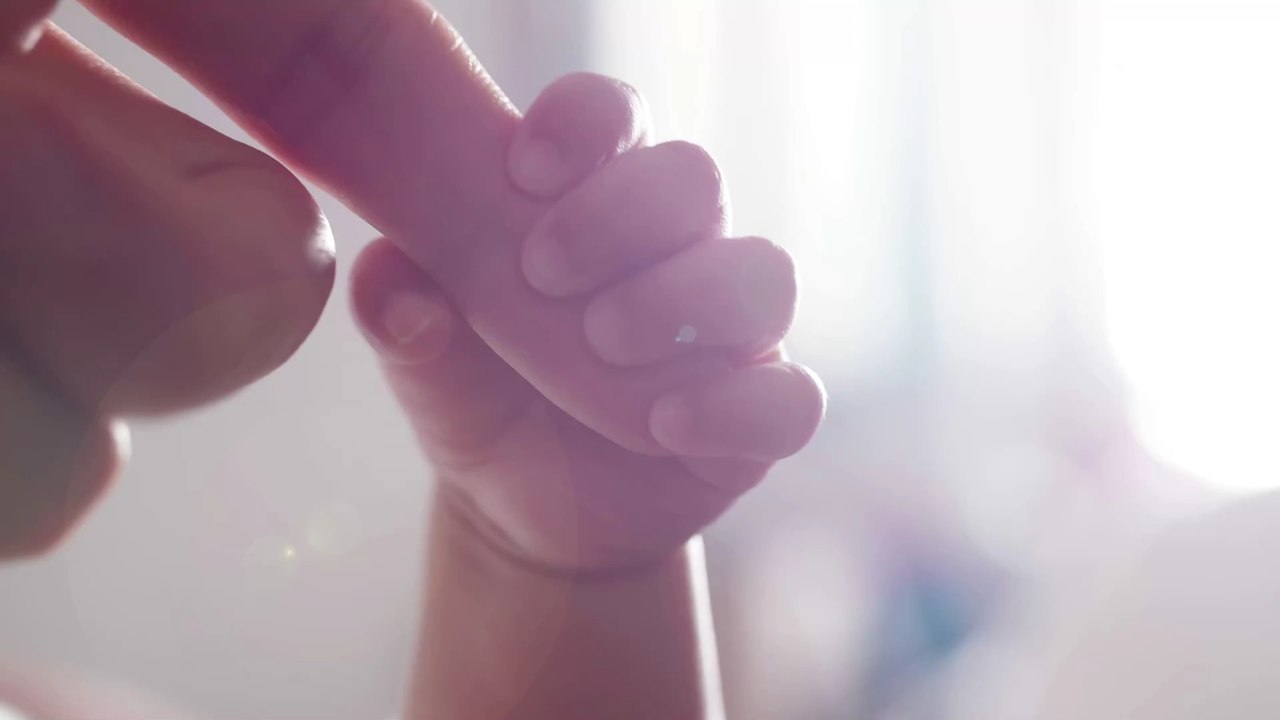 Daran erkennst du, ob deine Partnerin an postnatalen Depressionen leidet