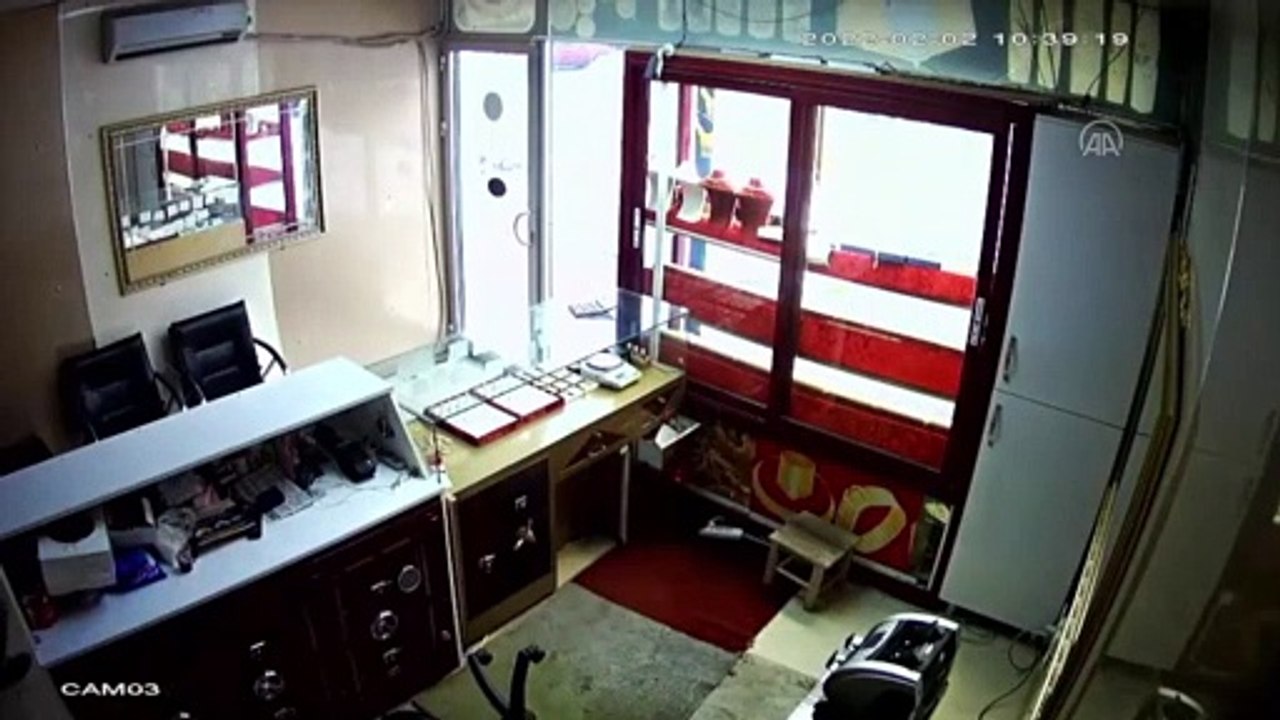 Kuyumcuyu dükkândan içeri girmeden böyle soydu