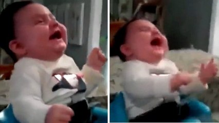 Ce bébé éclate de rire pour une raison hilarante