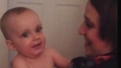 L'étonnante réaction d'un bébé qui rencontre la jumelle de sa mère pour la première fois