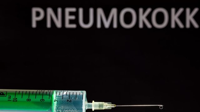 Nicht nur Corona-Impfung: Ältere Personen sollten sich auch vor einer anderen Atemwegserkrankung schützen