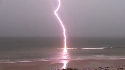 Un touriste filme la foudre qui s'abat sur la plage