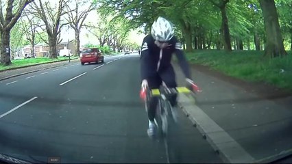 Un cycliste fonce sans regarder sur une voiture d'auto-école !