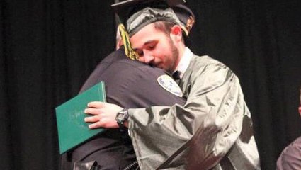 Un policier fait un magnifique geste pour un étudiant lors de sa remise de diplôme