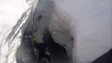 Il filme sa chute de plusieurs mètres dans une crevasse