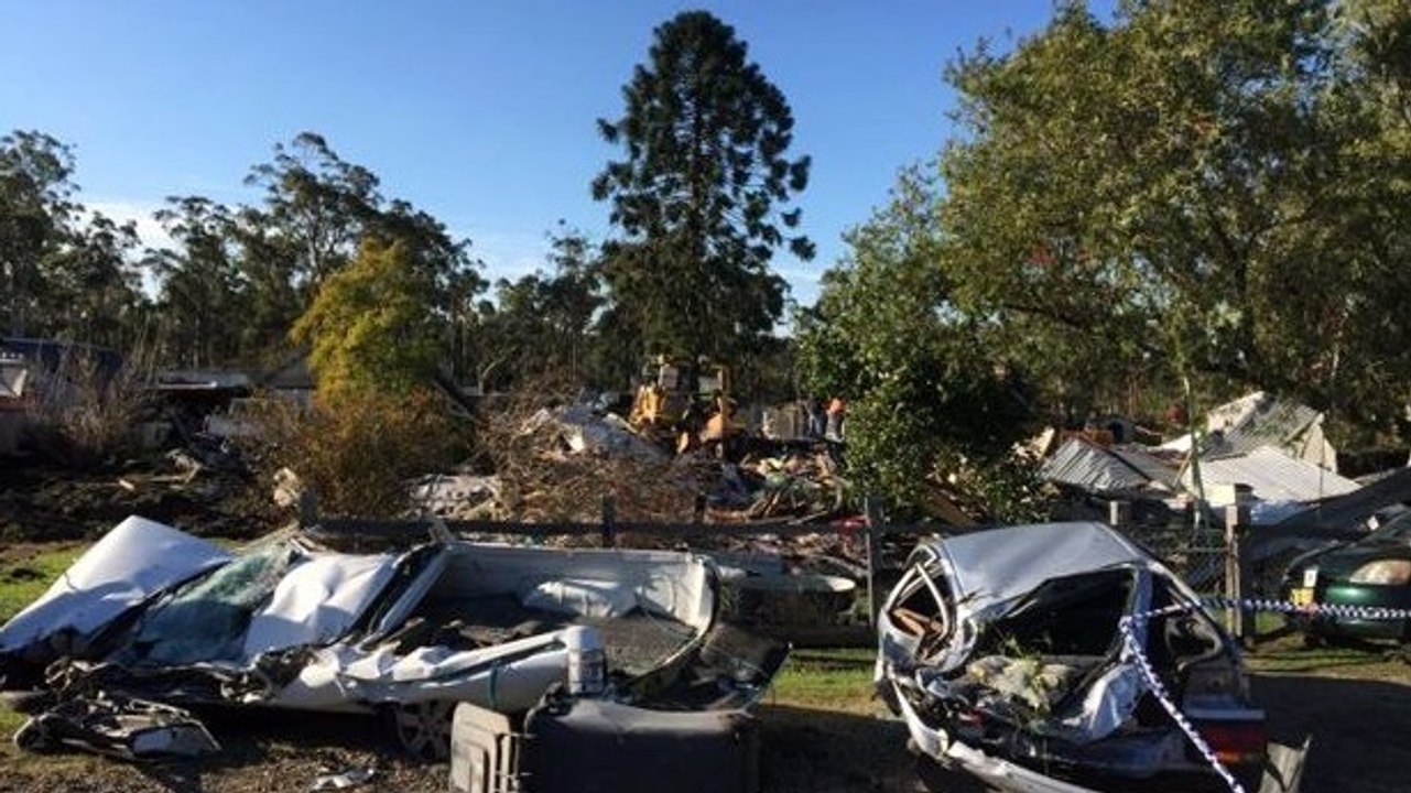Il pète un plomb et détruit les maisons des voisins au bulldozer !