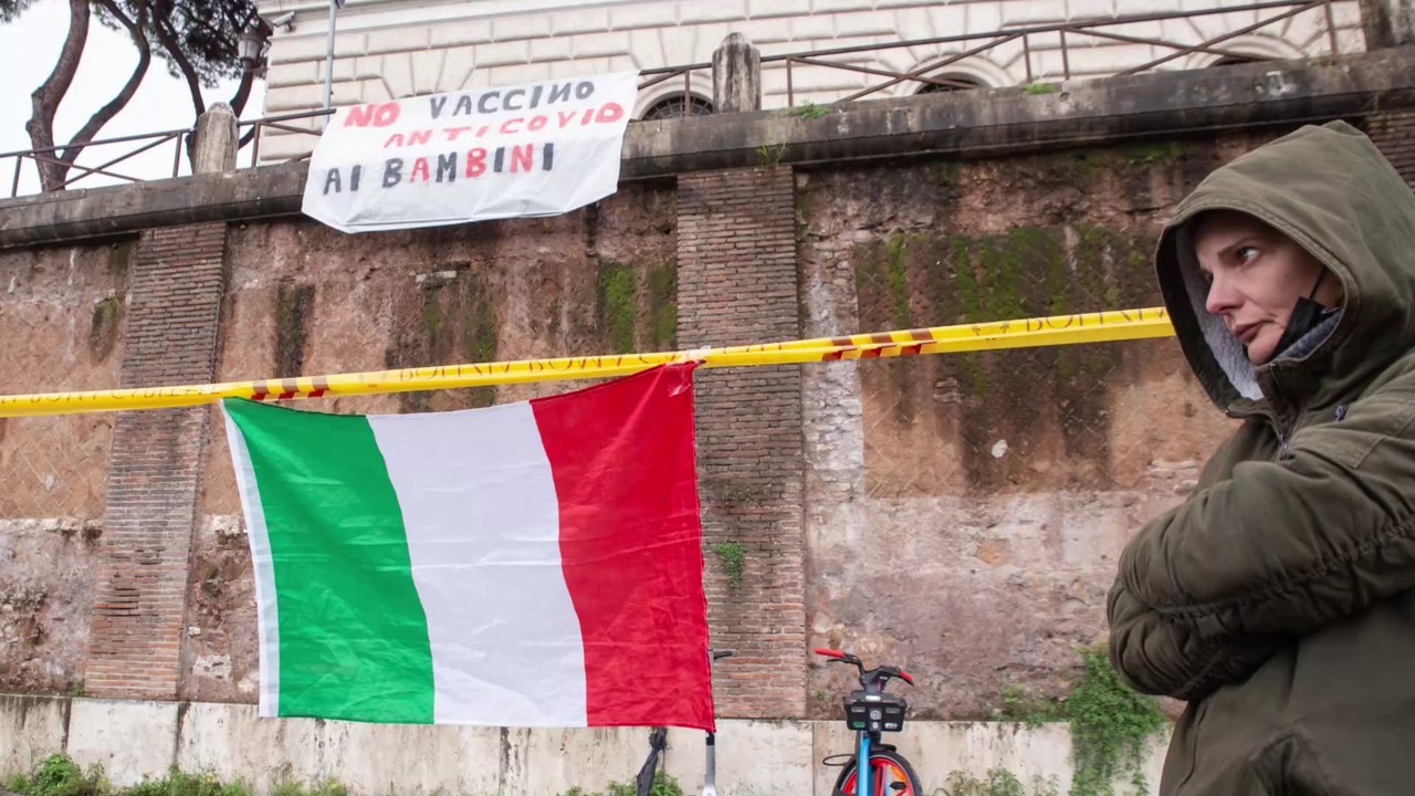 Italien: Mann will sich an einem Fake-Silikonarm impfen lassen