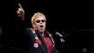 Elton John insulte une femme en plein concert
