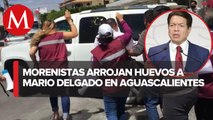 Agreden a huevazos a Mario Delgado tras salir de conferencia