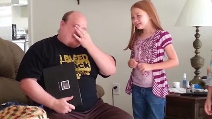 Une petite fille offre un cadeau magnifique à son papa