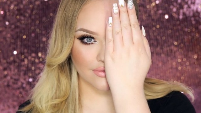 Elle se maquille seulement la moitié du visage, et le résultat est dingue !