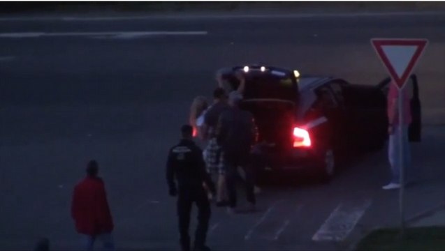 Une femme est emmenée de force dans le coffre d'une voiture sous les yeux de la police