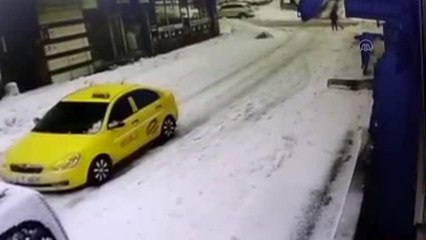 Kar kütlesinin bir kişinin üzerine düşme anı güvenlik kamerasında