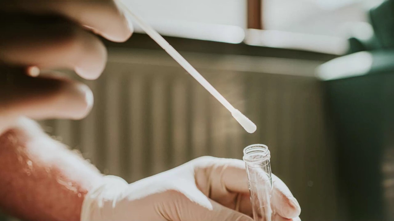 Covid-19: Polizei stoppt Mann, der Corona-Kit zur Selbstinfektion verkauft