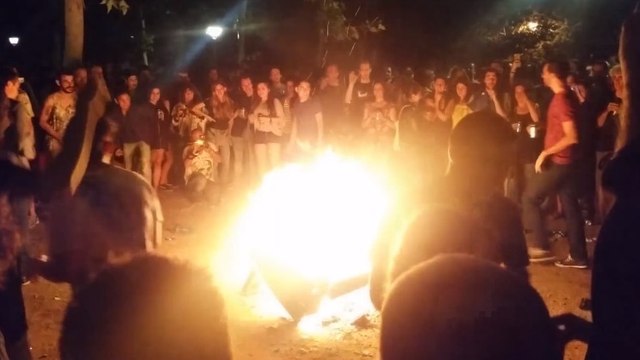 Quand deux abrutis sautent au dessus d'un feu de joie