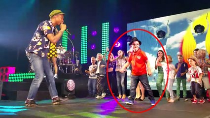 Un garçon vole la vedette à Pharrell Williams en plein concert !