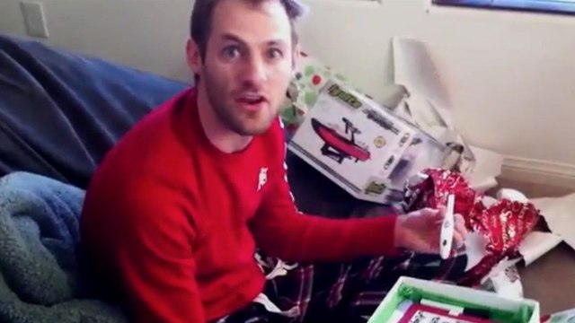 Des hommes apprennent qu'ils vont devenir papa