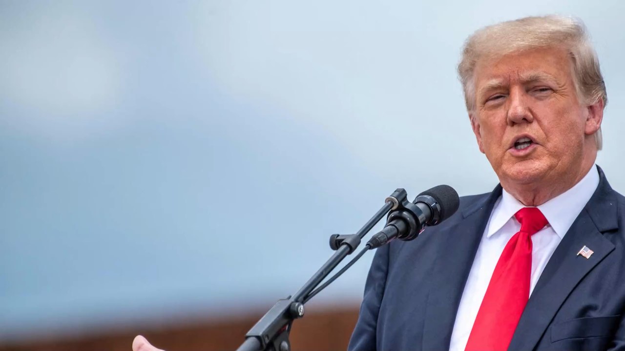 Fans sauer auf Donald Trump: Der ehemalige US-Präsident hat sich boostern lassen