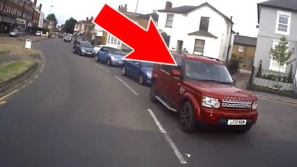 Cette femme fait quelque chose d'incroyable au volant de sa voiture