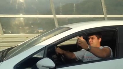 Ce conducteur énervé n'aurait pas du sortir son téléphone au volant