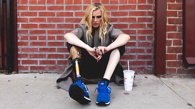 Un mannequin perd sa jambe droite à cause d'un tampon