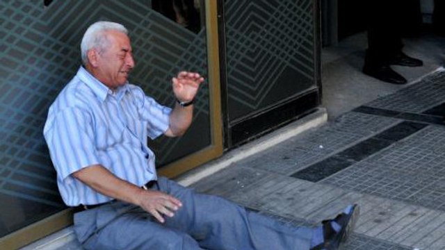 Un retraité grec reçoit une aide inattendue du reste du monde