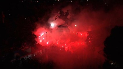 Taraftarlardan Onur Anıtı'na saldırıya meşaleli tepki