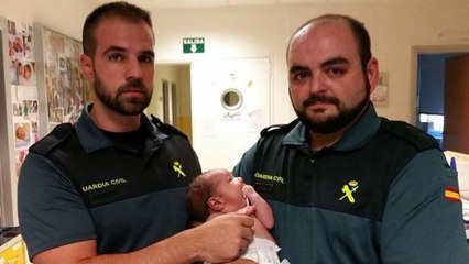 Abandonné dans une poubelle, ce bébé a été miraculeusement sauvé par deux gardes civils