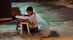 Un petit garçon qui fait ses devoirs dans la rue émeut le monde entier