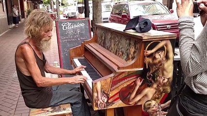 Un sans-abri doté d'un talent exceptionnel émeut le monde entier