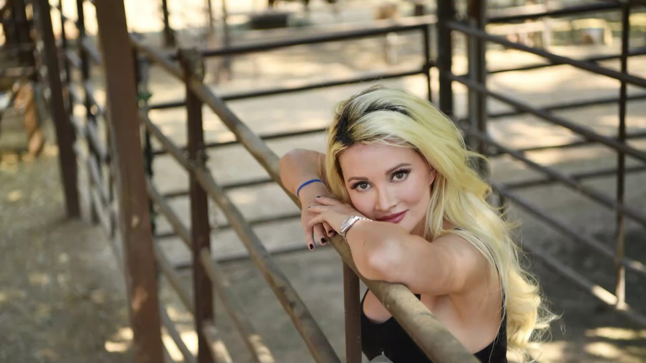 Ex-Playmate Holly Maddison spricht über strenge Regeln in Hefner Playboy-Mansion