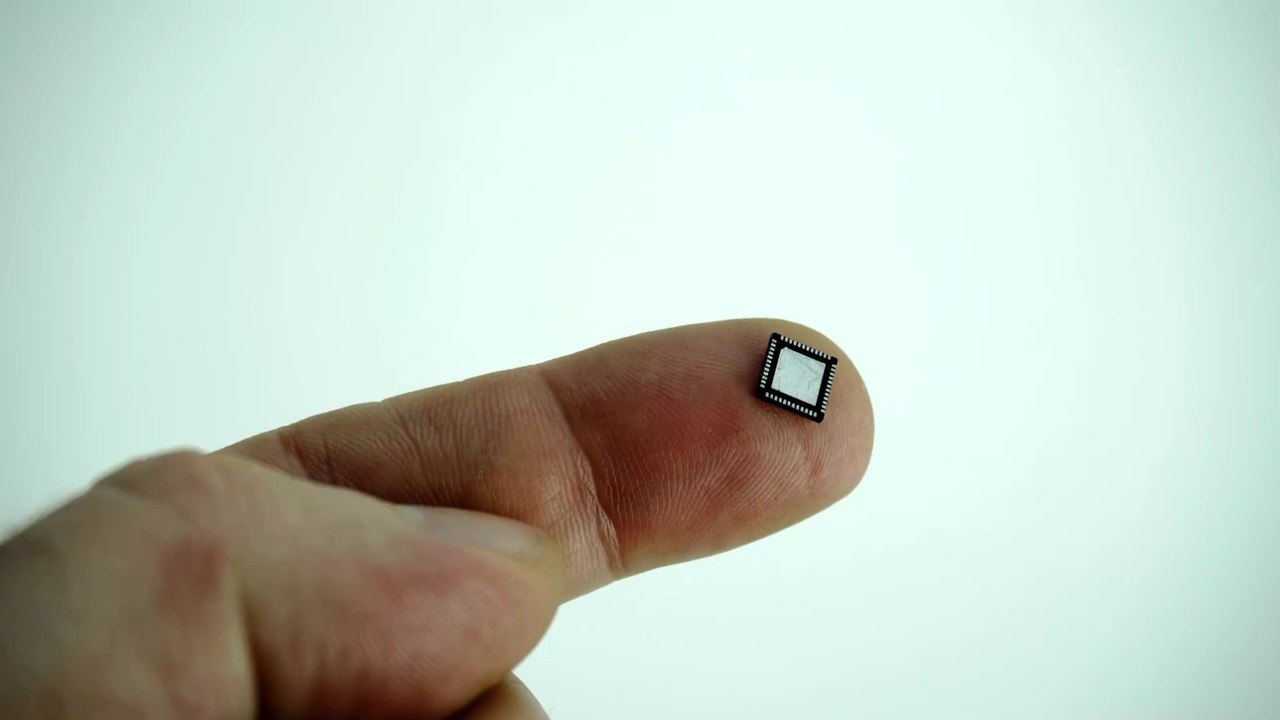 Dieser Mikrochip ermöglicht es, den Impfnachweis unter der Haut zu speichern