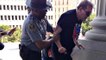 Etats-Unis : un policier noir aide un membre du Ku Klux Klan orné d'un t-shirt à croix gammée