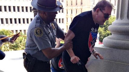 Etats-Unis : un policier noir aide un membre du Ku Klux Klan orné d'un t-shirt à croix gammée