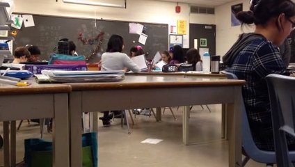 Les élèves de cette classe ont fait une blague hilarante à leur prof