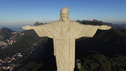 Attacke aus dem Meer: Mysteriöses Tier mit leuchtenden Augen verfolgt hartnäckig ein Fischerboot