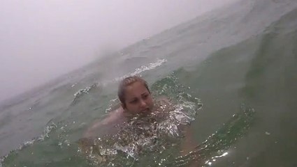 Alors qu'elle se noyait, un selfie stick lui a sauvé la vie...