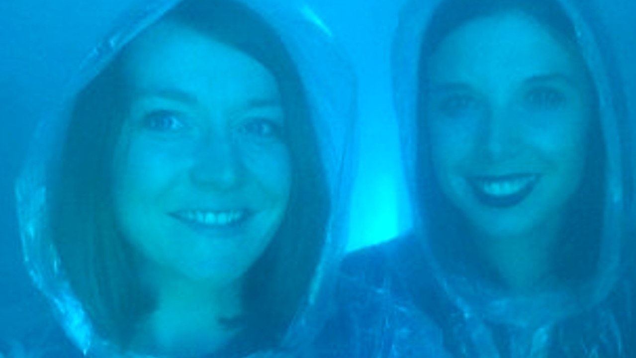 Deux femmes testent l'inhalation d'alcool dans un bar à Londres