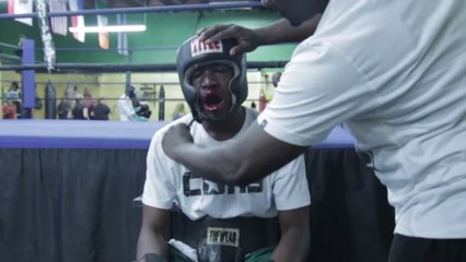 Il punit son fils en l'envoyant affronter des boxeurs professionnels