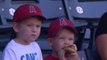 Cet enfant a tellement de mal à manger son hot dog que vous allez forcément l'adorer