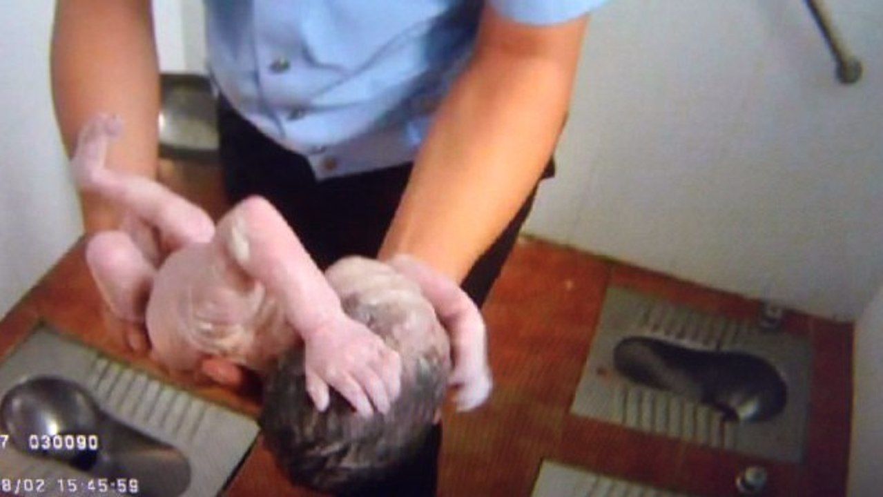 La police chinoise retrouve un bébé coincé dans les toilettes