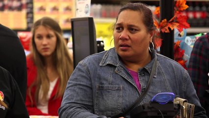 Ils payent les courses d'inconnus à la caisse d'un magasin