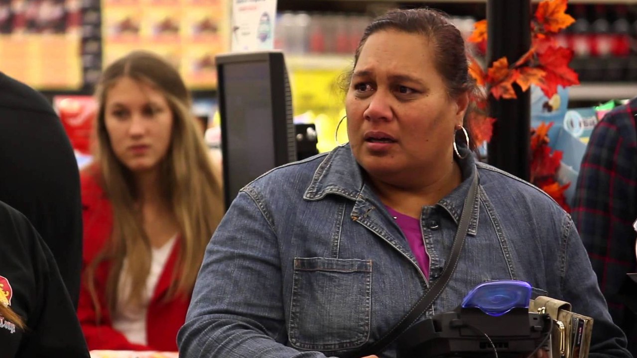 Ils payent les courses d'inconnus à la caisse d'un magasin