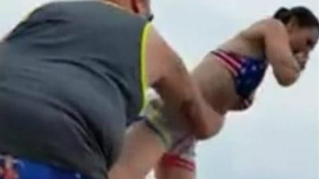 Cette fille a demandé à ses amis de l'aider mais elle n'aurait jamais dû leur faire confiance