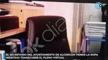 El secretario del Ayuntamiento de Alcorcón tiende la ropa mientras transcurre el Pleno virtual
