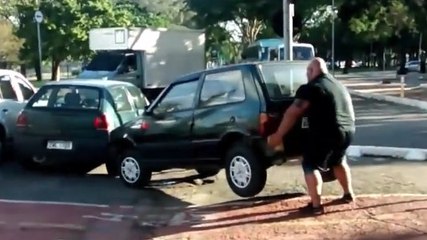 Cet homme a une technique originale pour garer les voitures