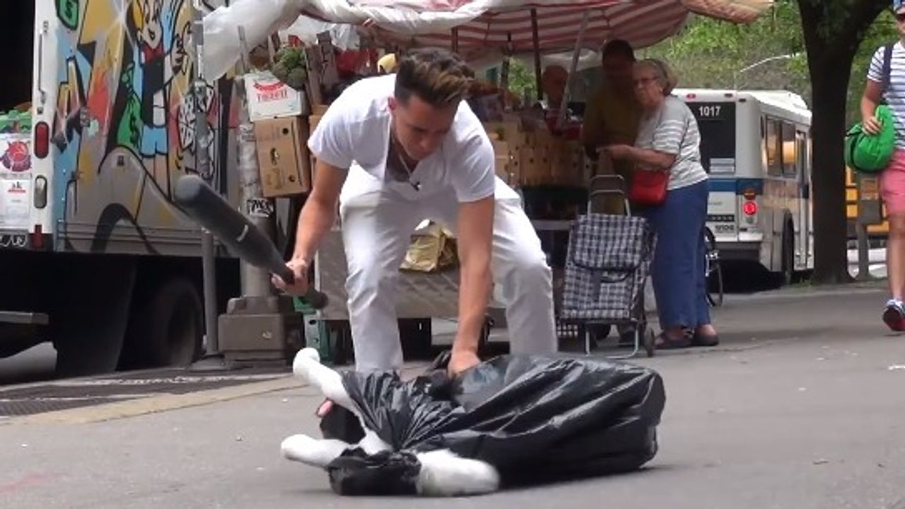 Cet homme fait semblant de battre son chien en pleine rue. La réaction des passants va vous choquer