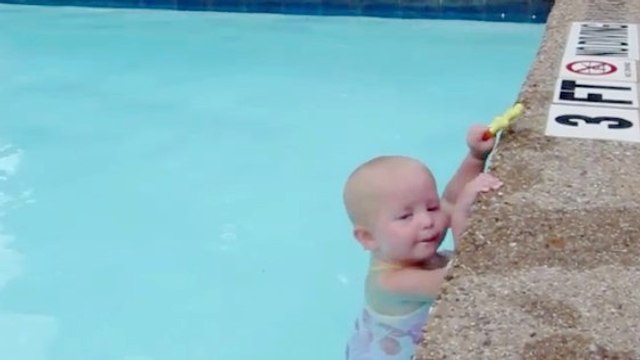 Le talent incroyable d'un bébé dans la piscine