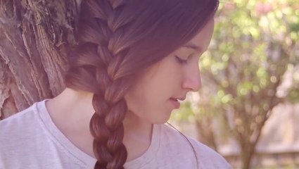 Cette tresse simple et élégante est facile à réaliser. Quelques minutes suffisent